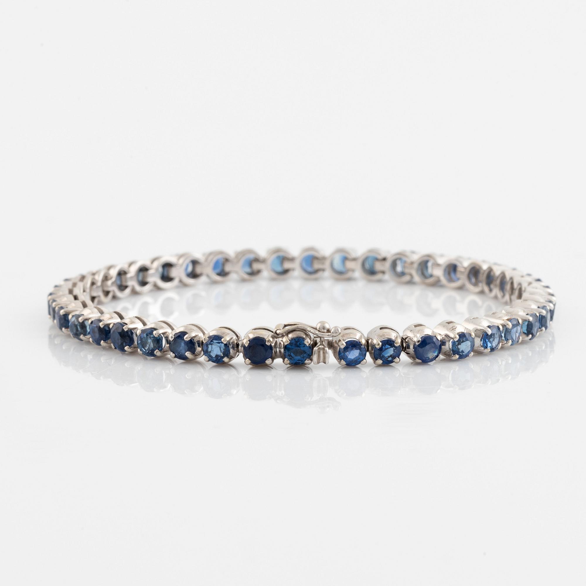 Armband,  vitguld med runda fasettslipade safirer.