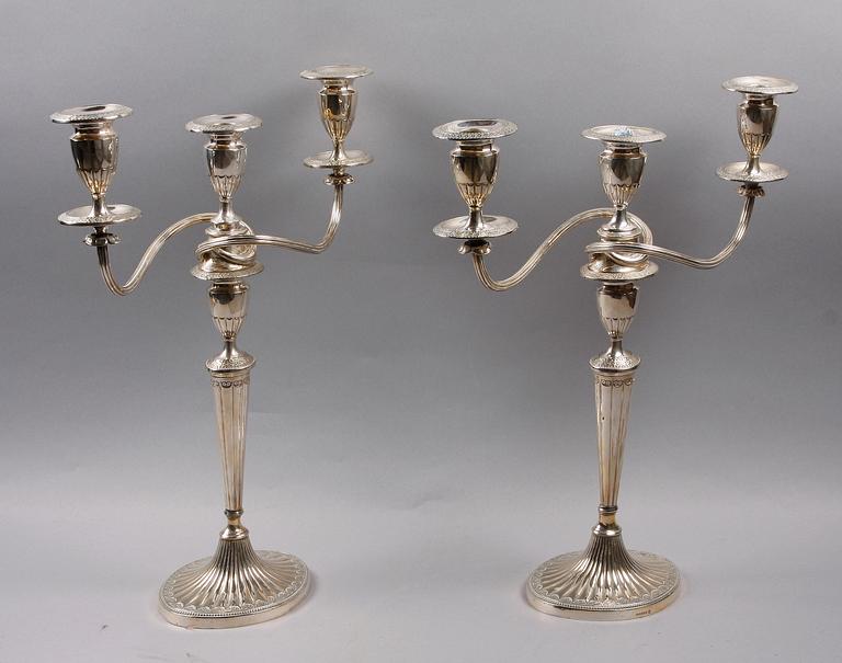 KANDELABRAR, ett par, nysilver, England.