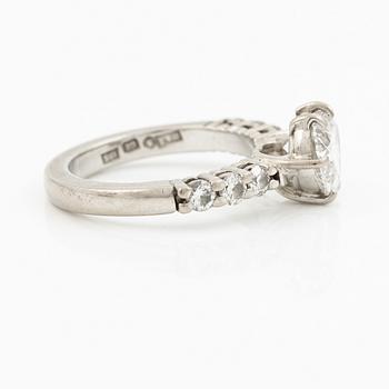 Ring 18K vitguld med hjärtformad briljantslipad diamant.