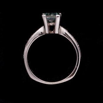 RING, 18K vitguld, färgad blå diamant, färglösa diamanter. Vikt ca 4,2 g. Intyg.