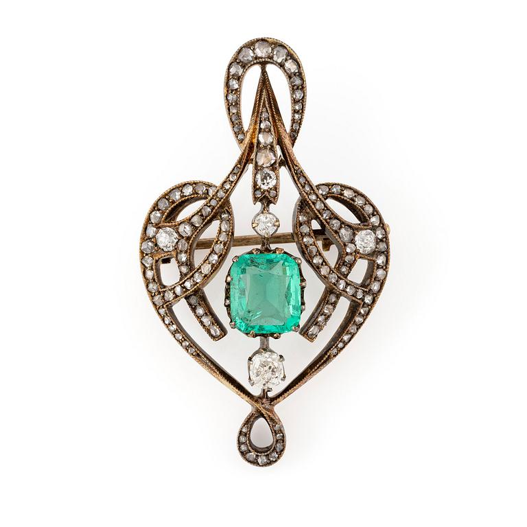 A brooch, 14K gold with emerald and old-cut and rose-cut diamonds. Russia 1899-1908.