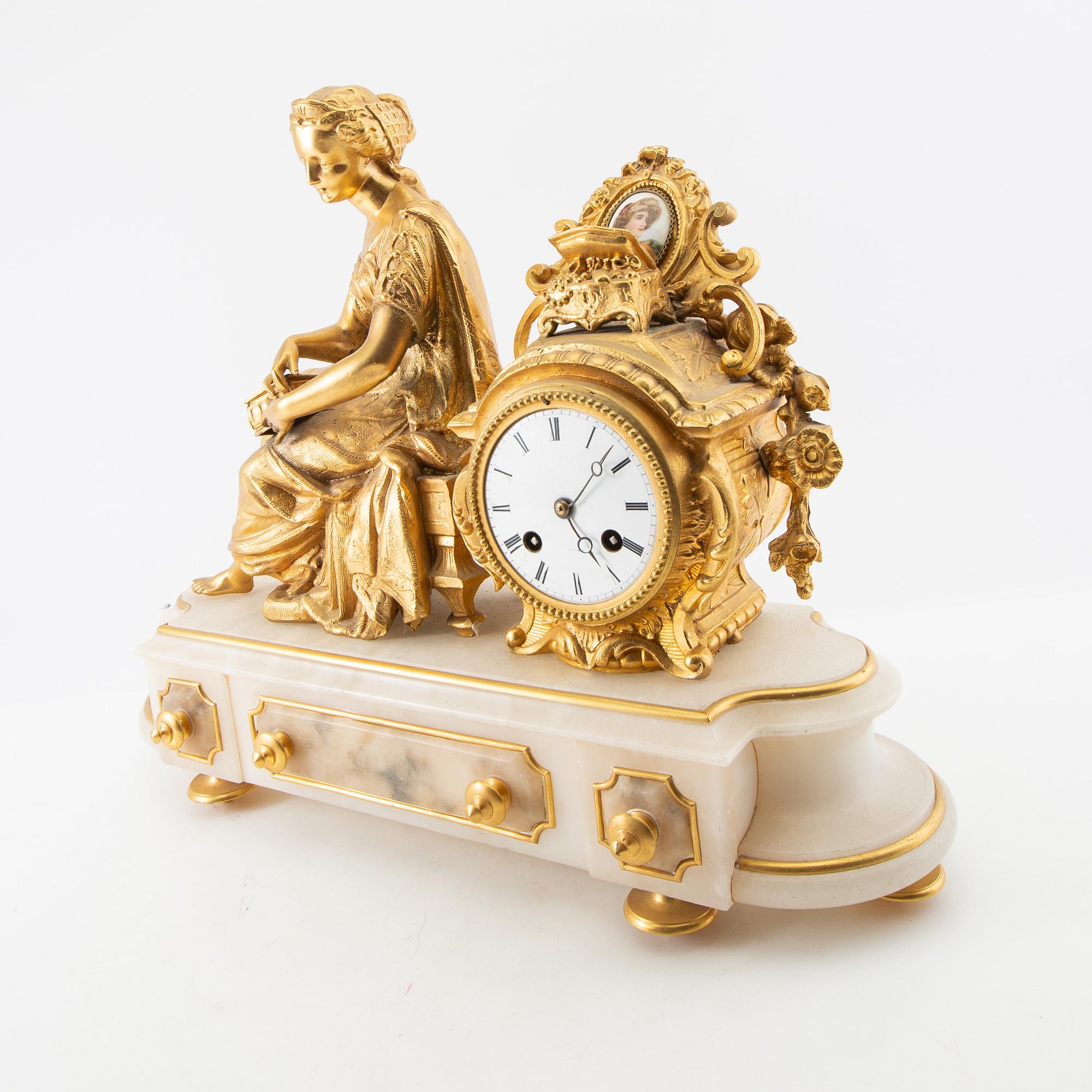 Bordspendyl Louis XVI-stil 1900-talets första hälft.