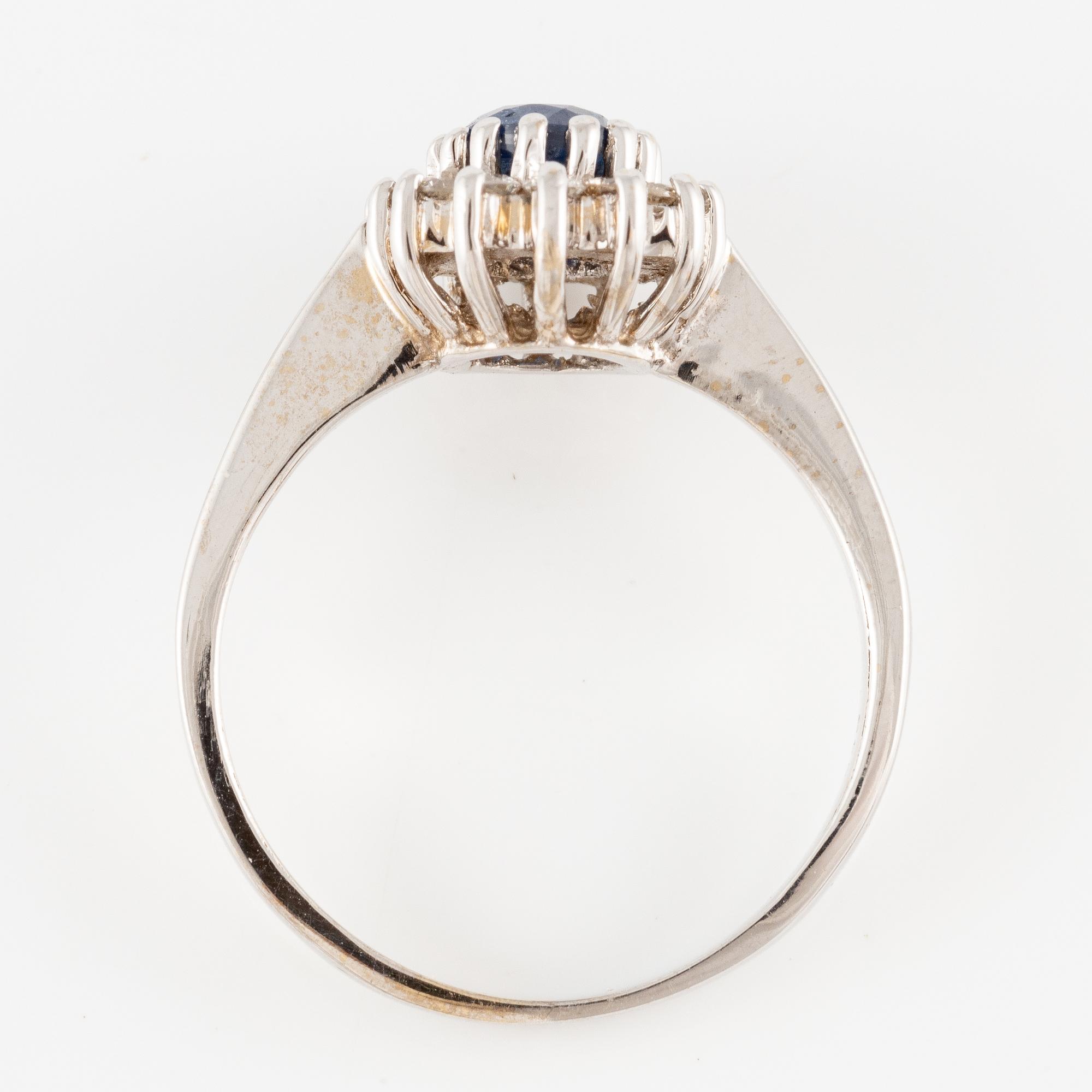 Ring, carmosé, 14K vitguld med safir och briljantslipade diamanter.