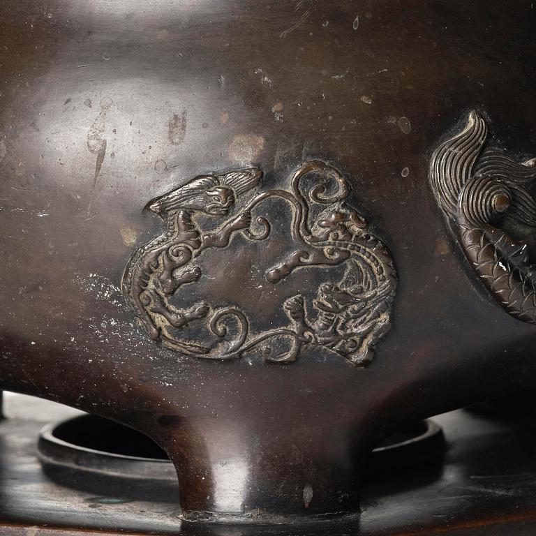 A large bronze censer with cover, Qing dynasty, 19th century.