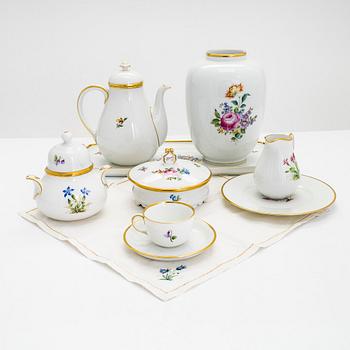 A Viennese porcelain coffee service, 17 pcs with six linen napkins, Augarten, Austria.