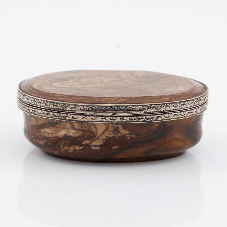 An agate and silver-mounted box, circa 1900.