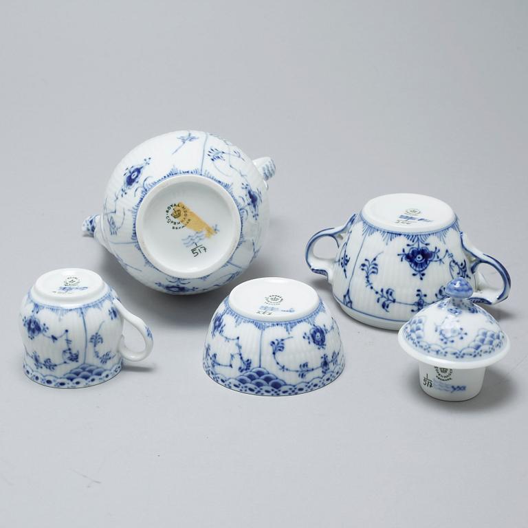 A porcelain tableware set of 92 pcs, "Musselmalet" by Royal Copenhagen, Denmark, second half of the 20th century.