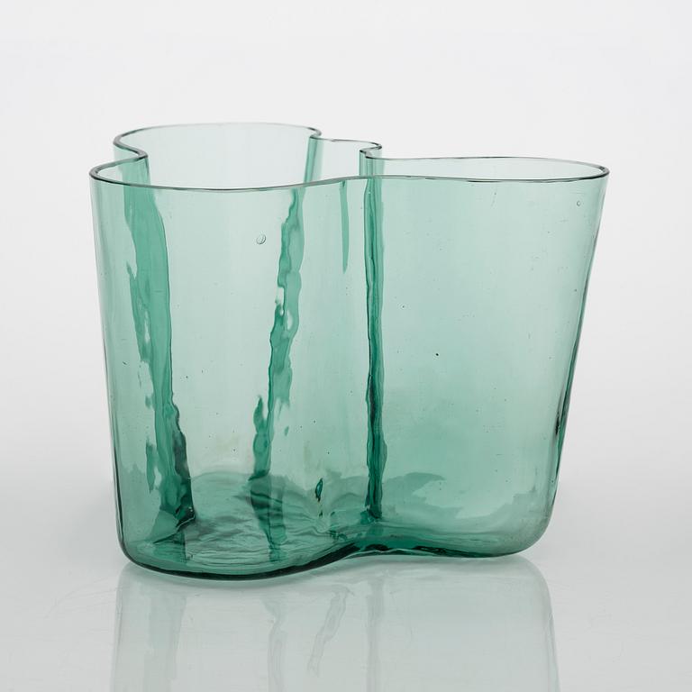 Alvar Aalto, A '9750' vase Karhula Glassworks in production 1937-1949.