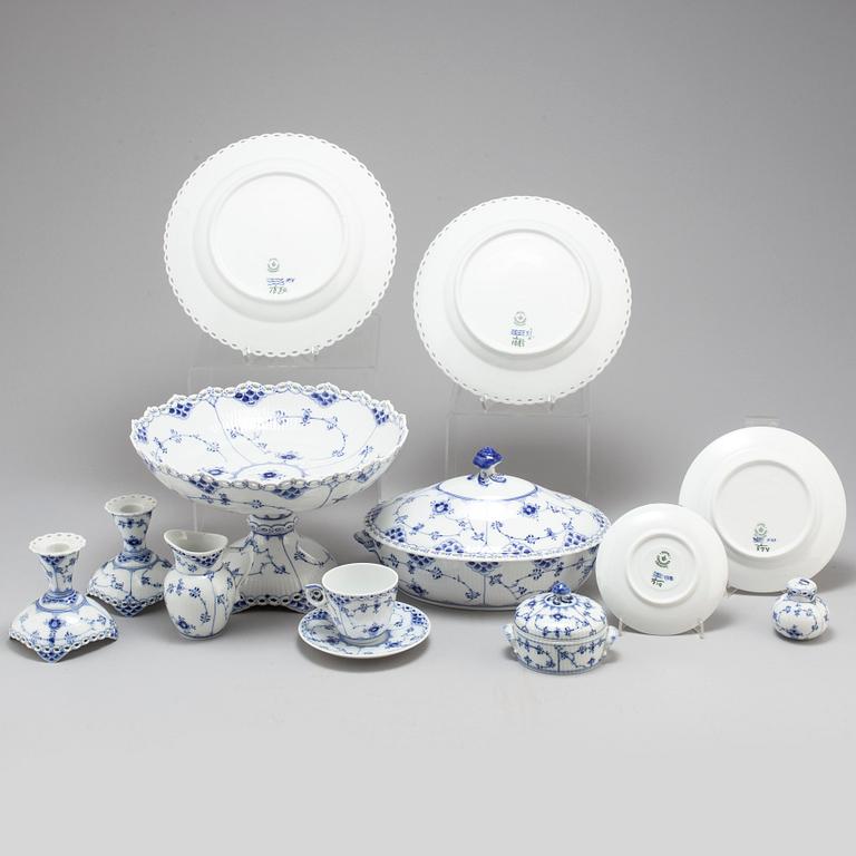 Fortyone pieces of Musselmalet dinner service from Royal Copenhagen.