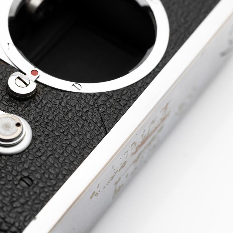 Leica M2.
