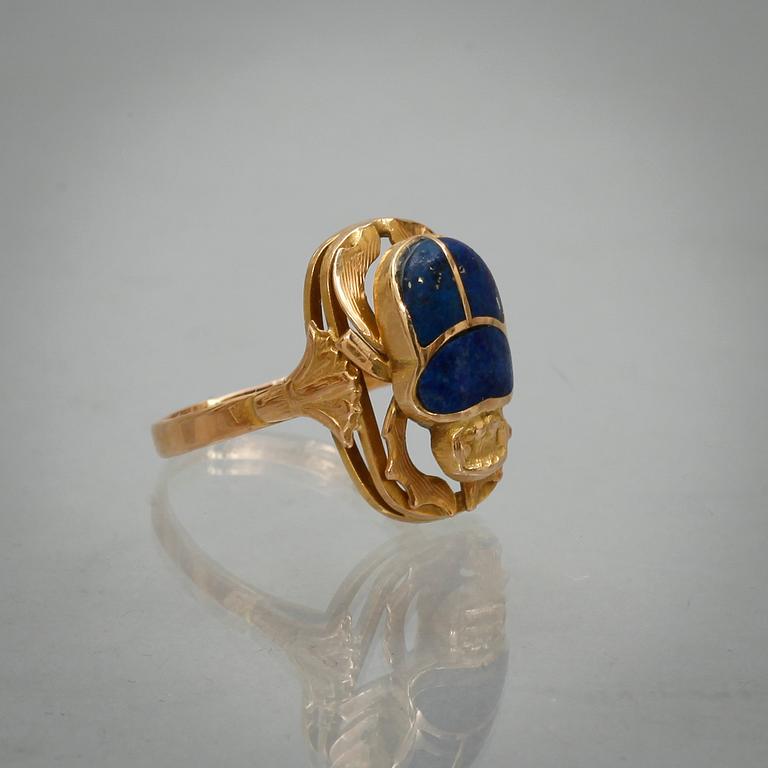 RING, 14k guld samt detaljer med lapis lazuli. Vikt 5,5 g.