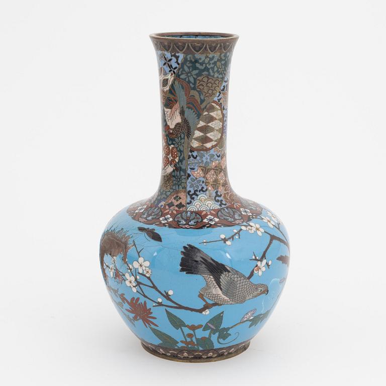 Vas samt fat, cloisonné. Japan, tidigt 1900-tal.