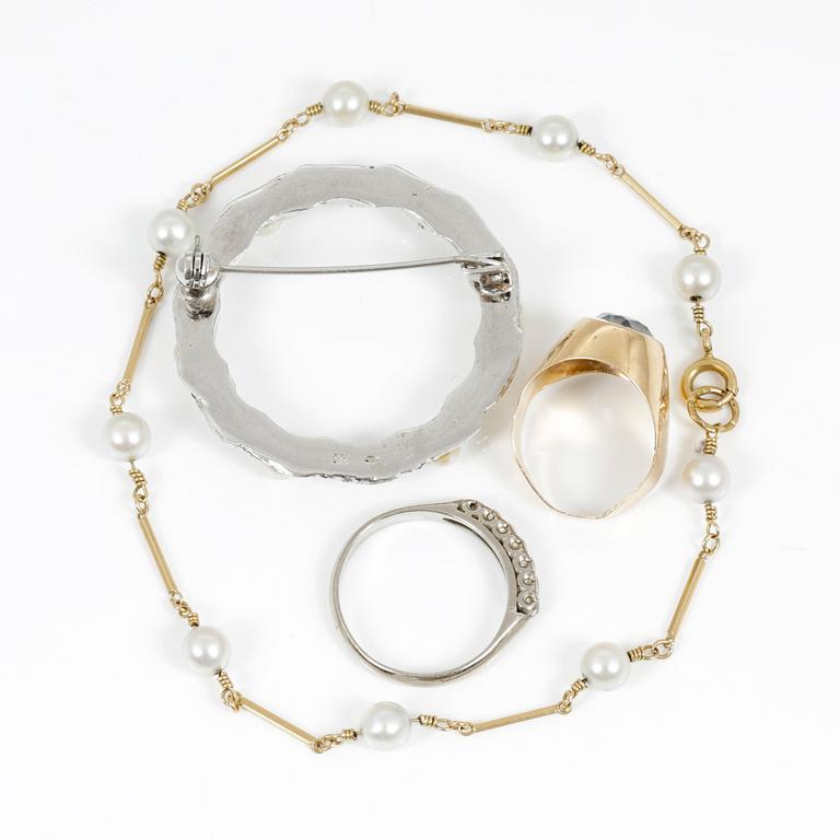 PARTI SMYCKEN, 4 delar, inklusive 2 ringar, brosch samt armband, olika metall. Vikt 14,02 g.