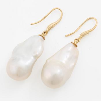 Örhängen 18K guld med odlade barocka sötvattenspärlor och briljantslipade diamanter.