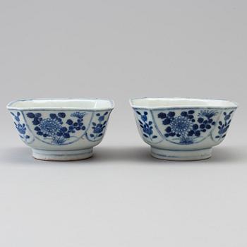 A pair of blue and white porcelain bowls, Qing dynasty, 19th century.