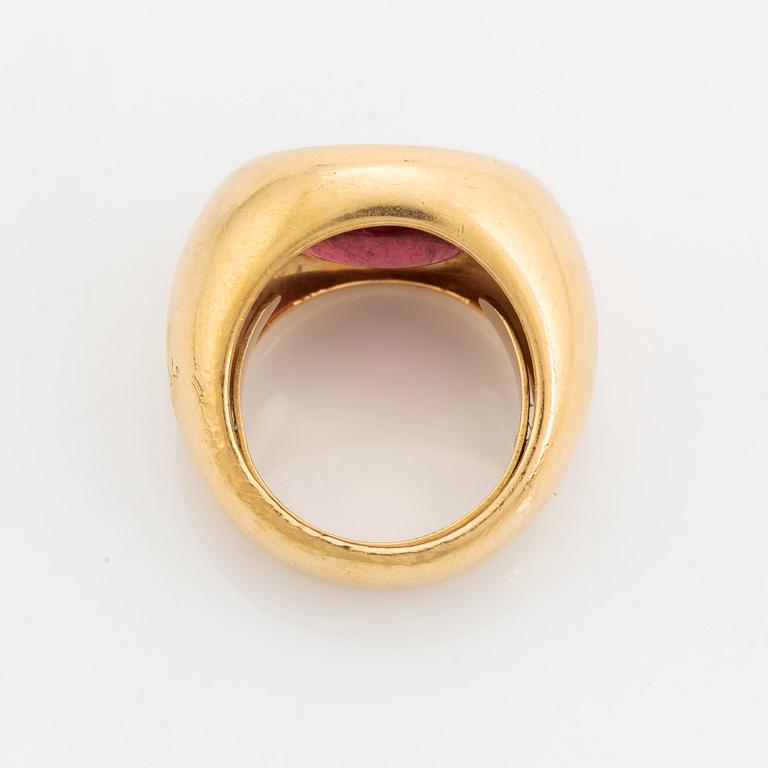 Pomellato ring 18K guld med en cabochonslipad rubelit.