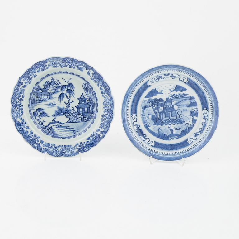 54 dinner service pieces, blue and white porcelain, Qing Dynasti, China, 18th/19th century.