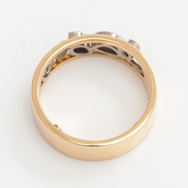 Sormus, briljantti- ja markiisihiontaiset timantit, 18K kultaa. Kultasarvi, Åbo 2003.