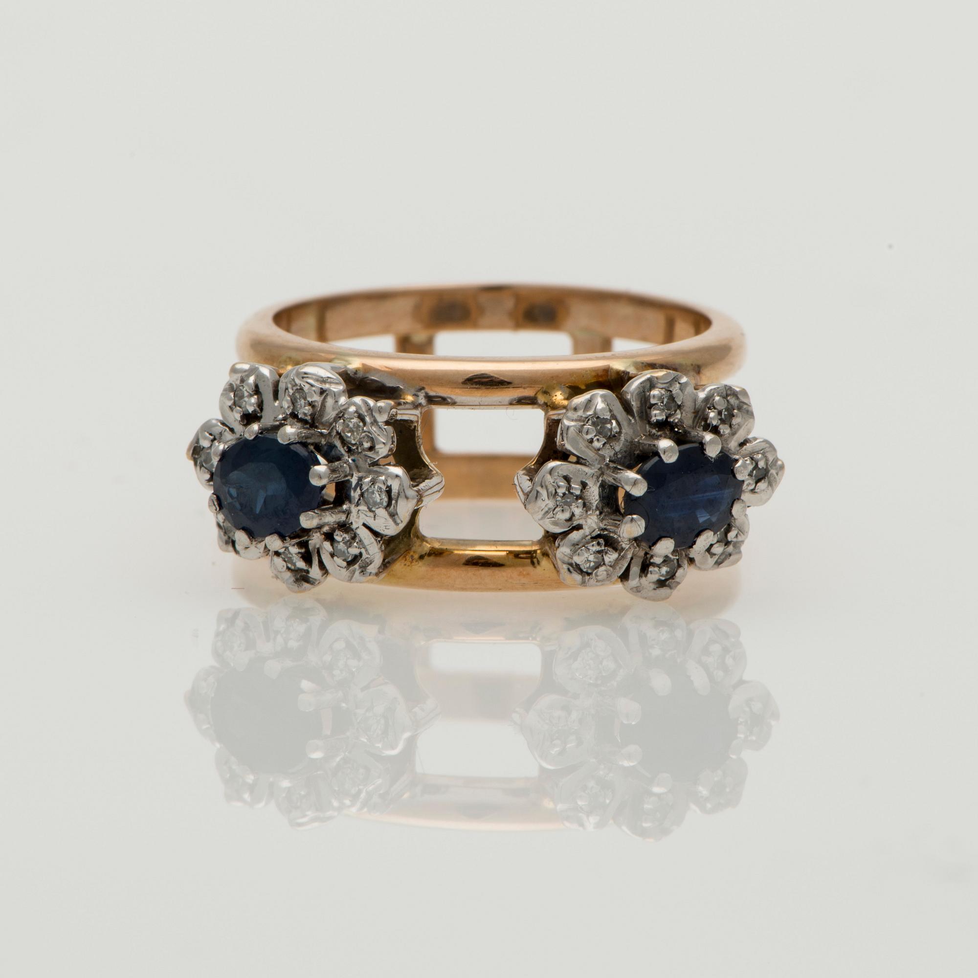 RING, 2 safirer, 16 st små diamanter, 14K guld,. Vikt  6,3 g.
