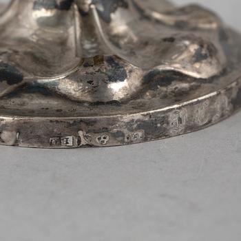 SALTKAR, ett par, på fot. Silver och glas. Troligen Christian Hammer, Stockholm 1852. Total vikt ca 255 gram.