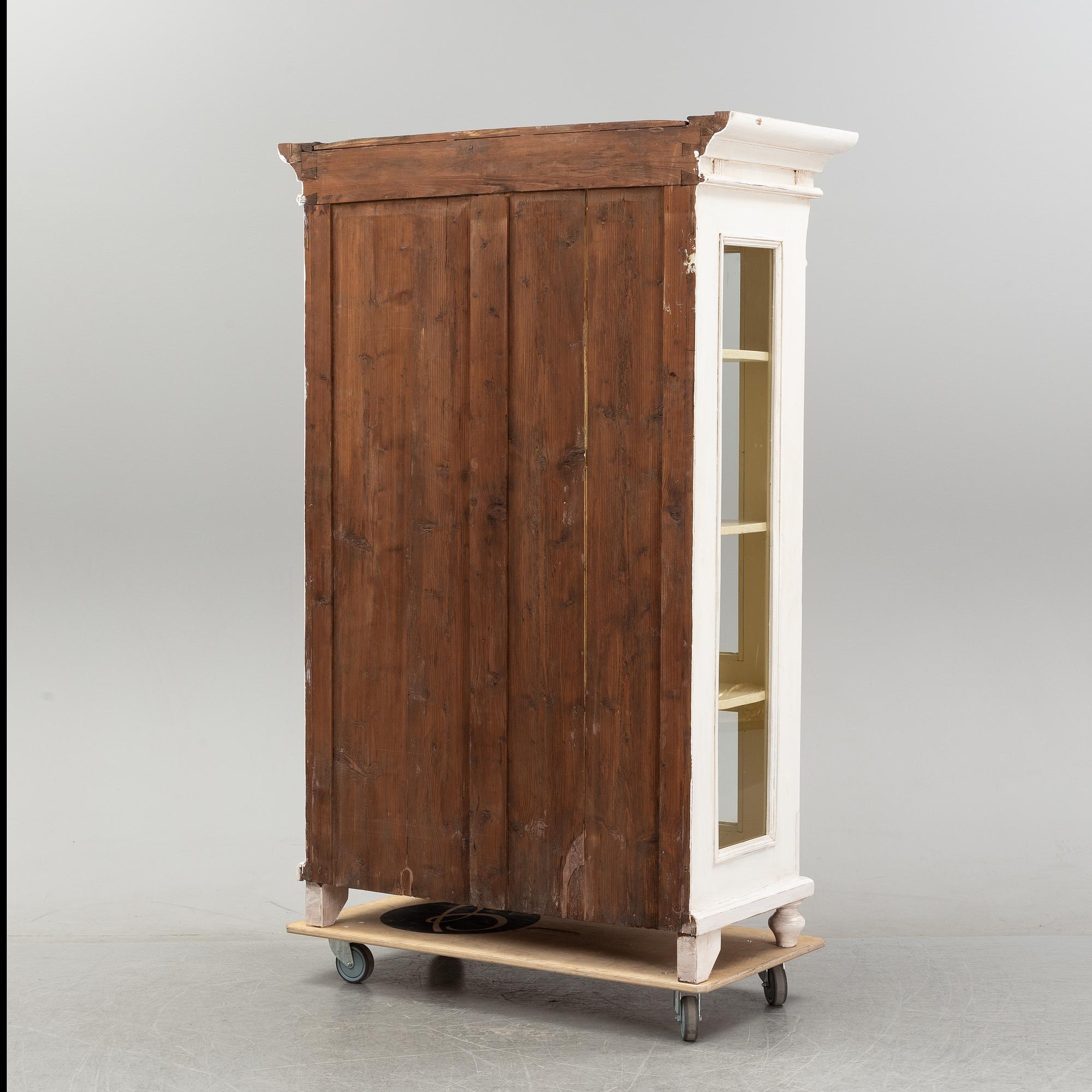 Vitrinskåp, omkring år 1900.