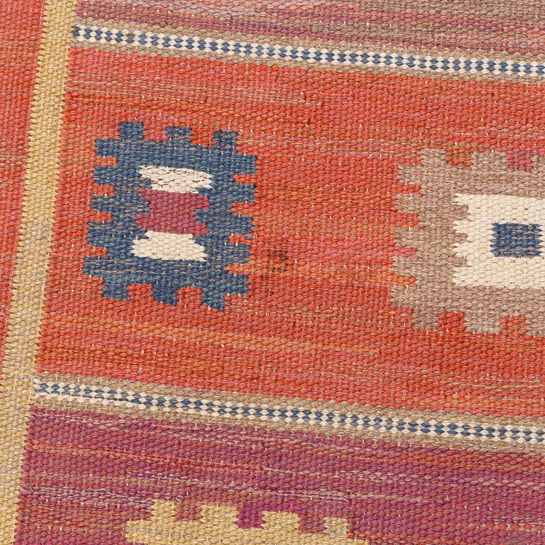Märta Måås-Fjetterström, a carpet, "Röd grön äng", flat weave, ca 262 x 198 cm, signed AB MMF.