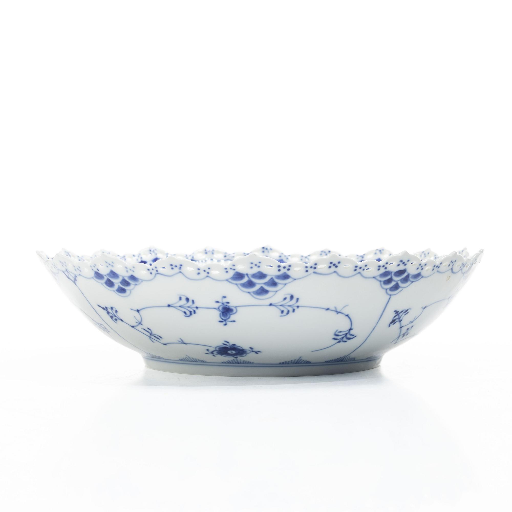Royal Copenhagen, Serveringsskålar, tre stycken samt terrin, porslin, "Musselmalet helblond" (Blue fluted full lace), 1968-73.
