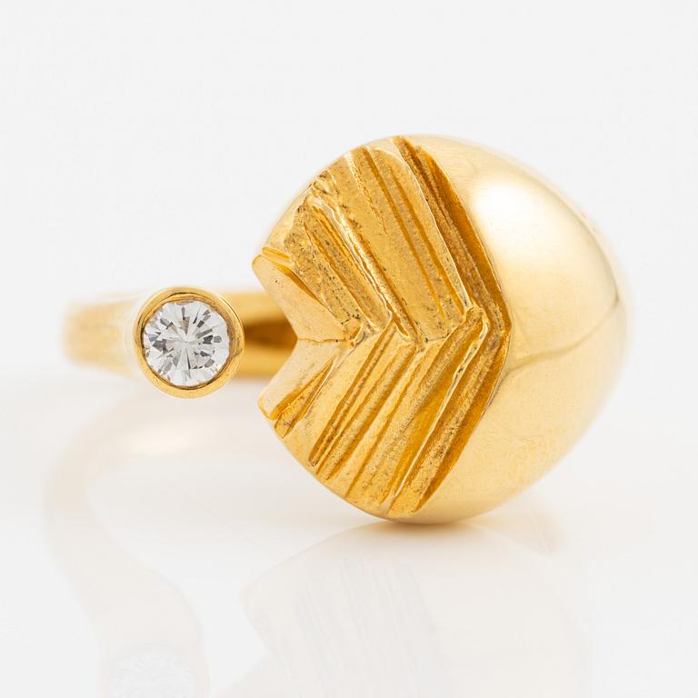 Ring, 18K guld med en rund briljantslipad diamant.