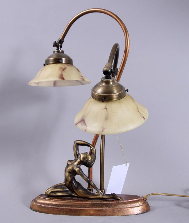 BORDSLAMPA, Art decostil, 1900-talets andra hälft.