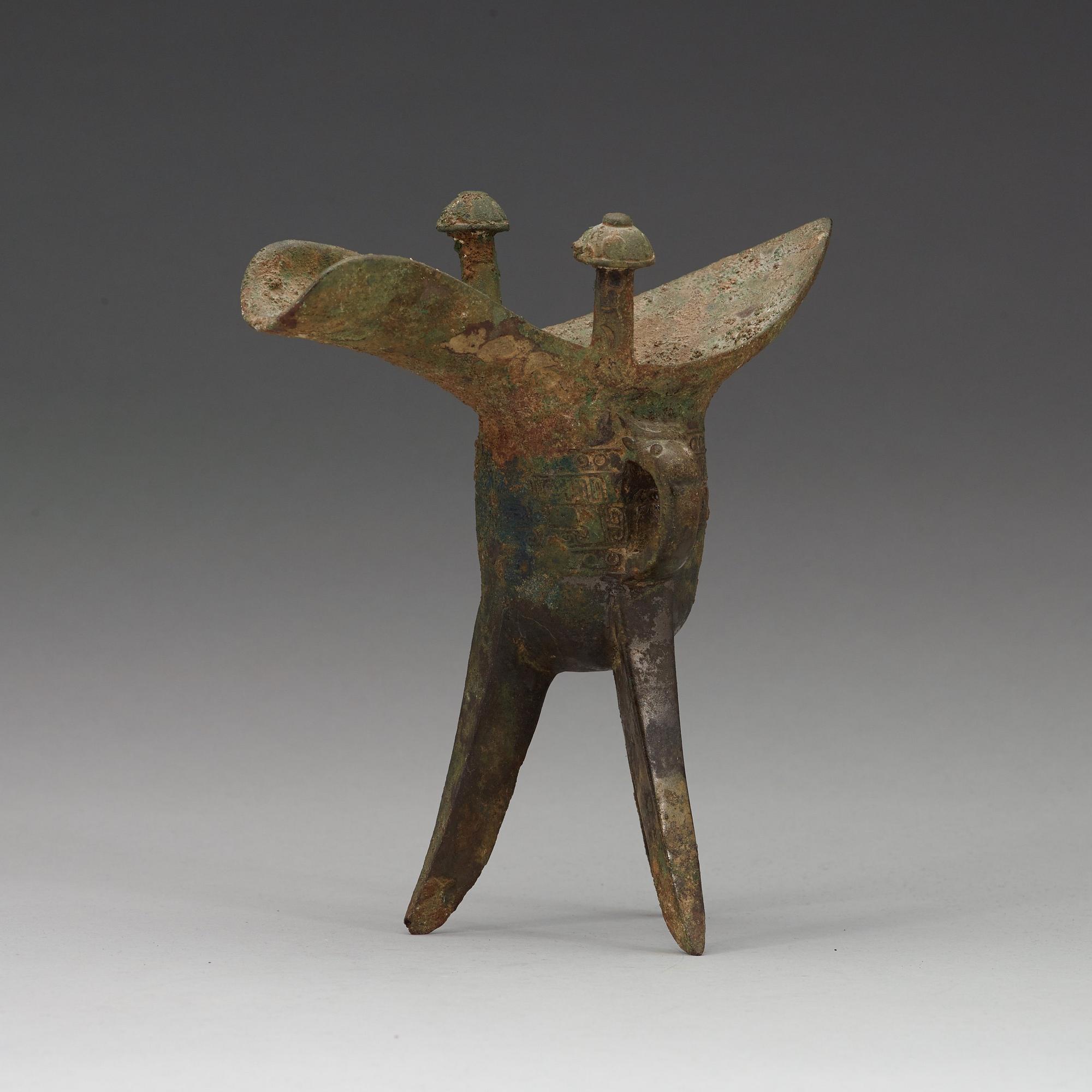 A bronze ritural tripod wine vessel 'Jue', presumably Shang dynasty, 12/11th Century BC.