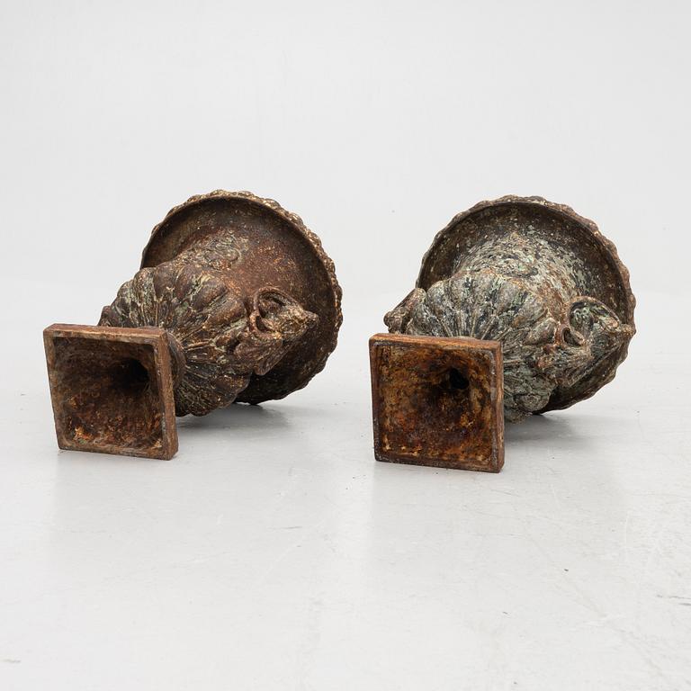 A pair of garden urns, 20th century.