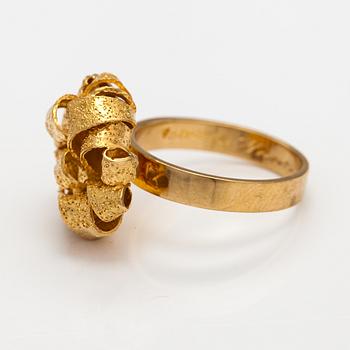 Lotta Orkomies, An 18K gold ring. Tillander, Helsinki 1972.