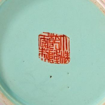 VAS, porslin, Qingdynastin 1800-tal. Med Qianlongs sigillmärke.