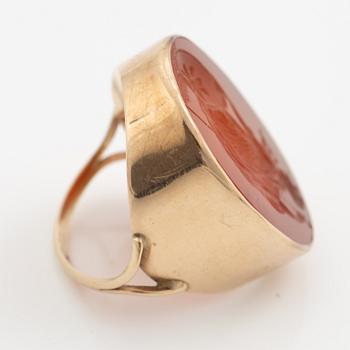 Ring of low carat gold with engraved agate, intaglio.