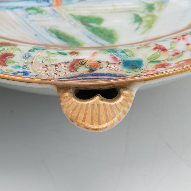 A hot water porcelain dish, Qing dynasty, Canton, China 19th Century.