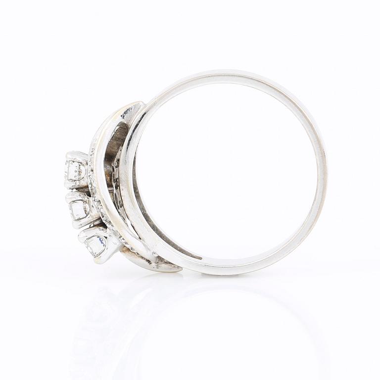 RING, 18K vitguld med briljant och åttkantslipade diamanter, tot ca 0,57 ct. Vikt ca 4,09 g.