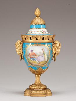 LOCKURNA, porslin och förgylld brons, Louis XVI-stil, Frankrike, sent 1800-tal.