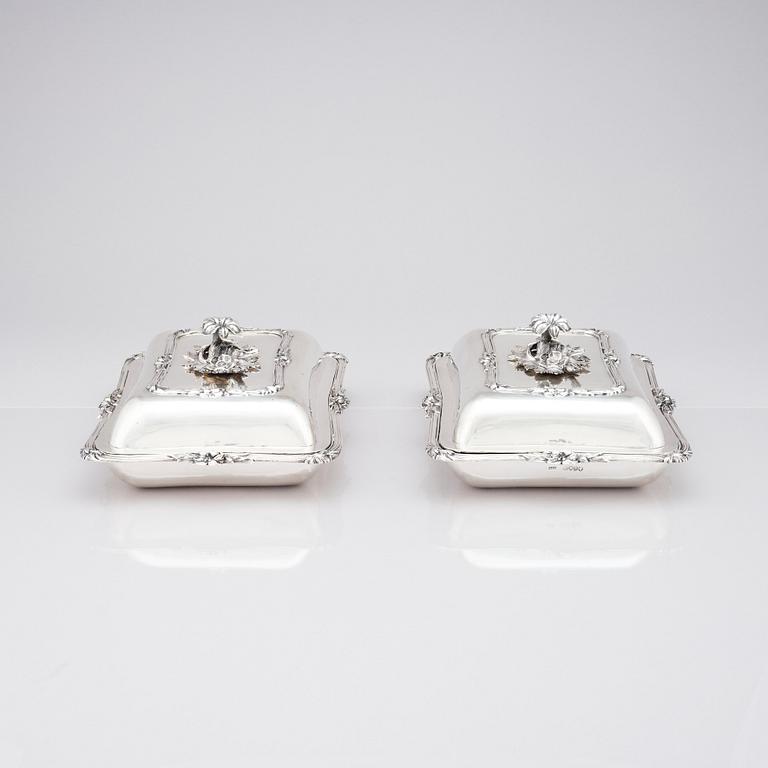 A pair of English 19th century silver dishes and cover, mark of William Ker Reid, London 1848.