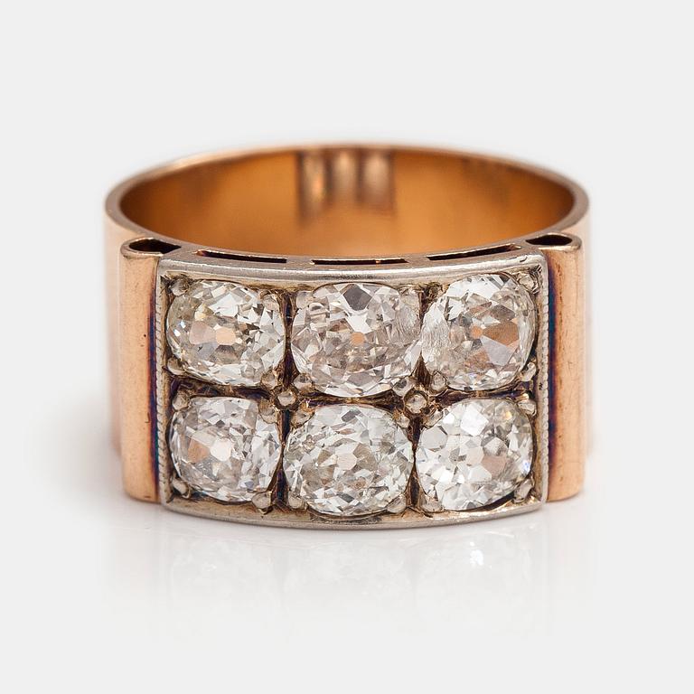 A 14K gold ring with old-cut diamonds ca. 2.50 ct in total. Kultakolmio Ky, Espoo 1951.