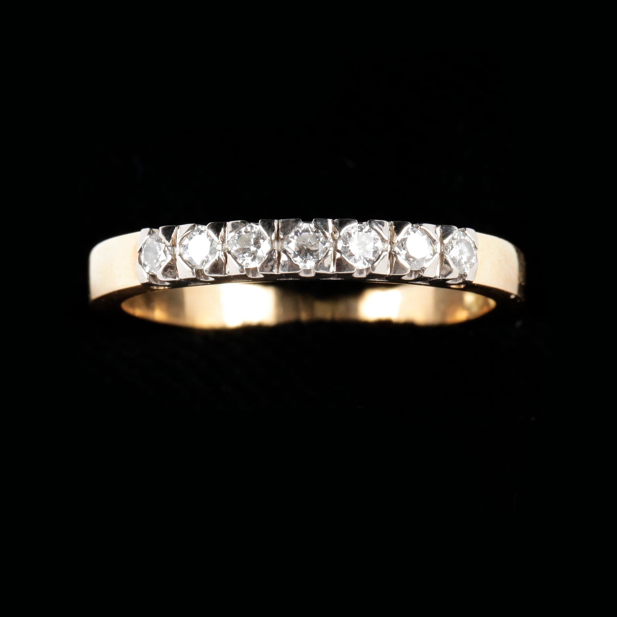 RING, 18k guld med 7 briljantslipade diamanter tot ca 0,13 ct enl grav. 1977. Vikt 3,5 g.