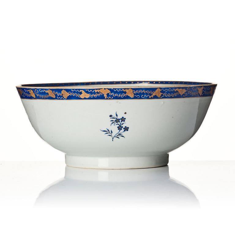 A Chinese Export punch bowl, Qing dynasty, Jiaqing (1796-1820).