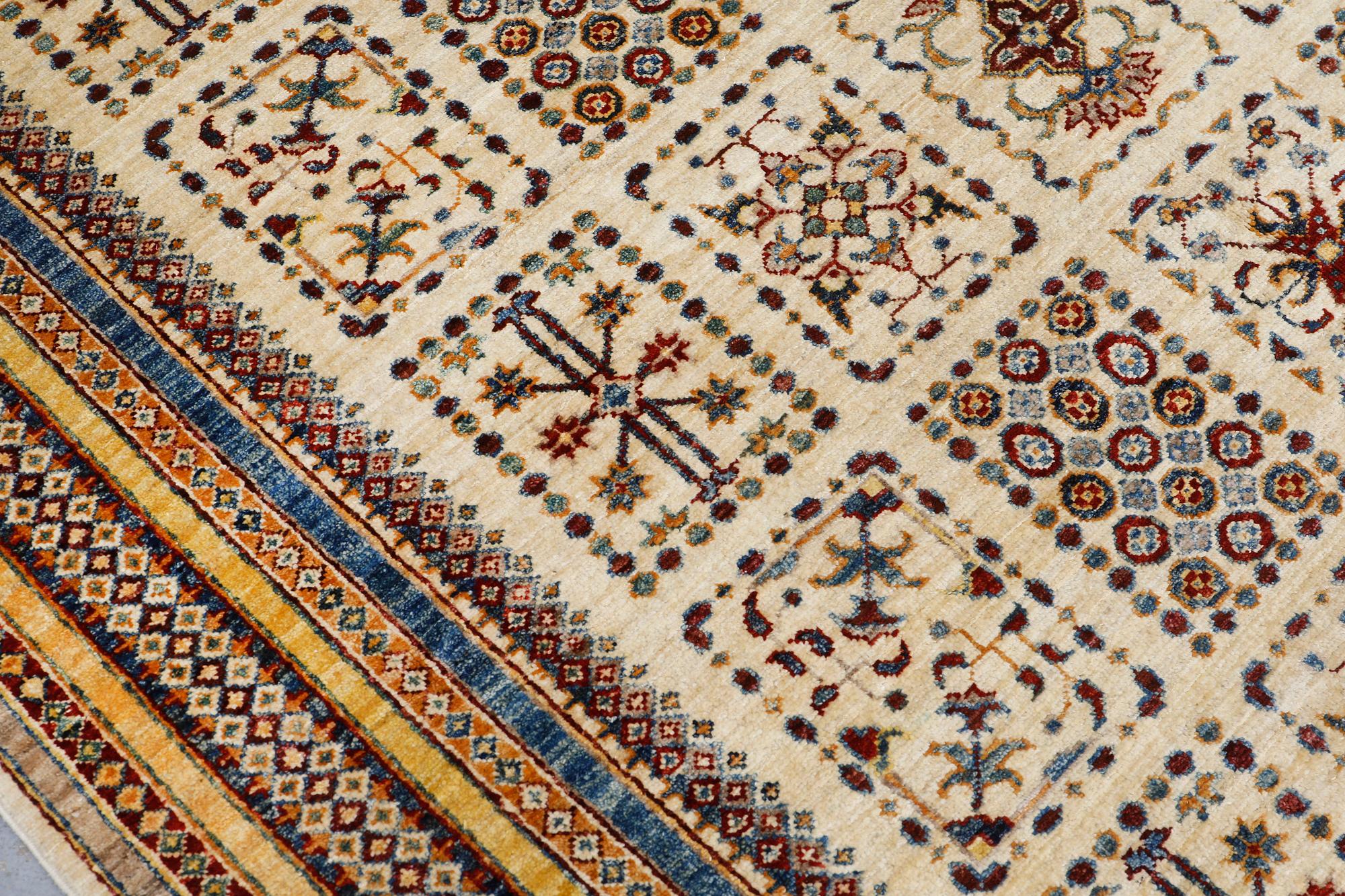 A carpet, Ziegler Design, approx. 253 x 172 cm.
