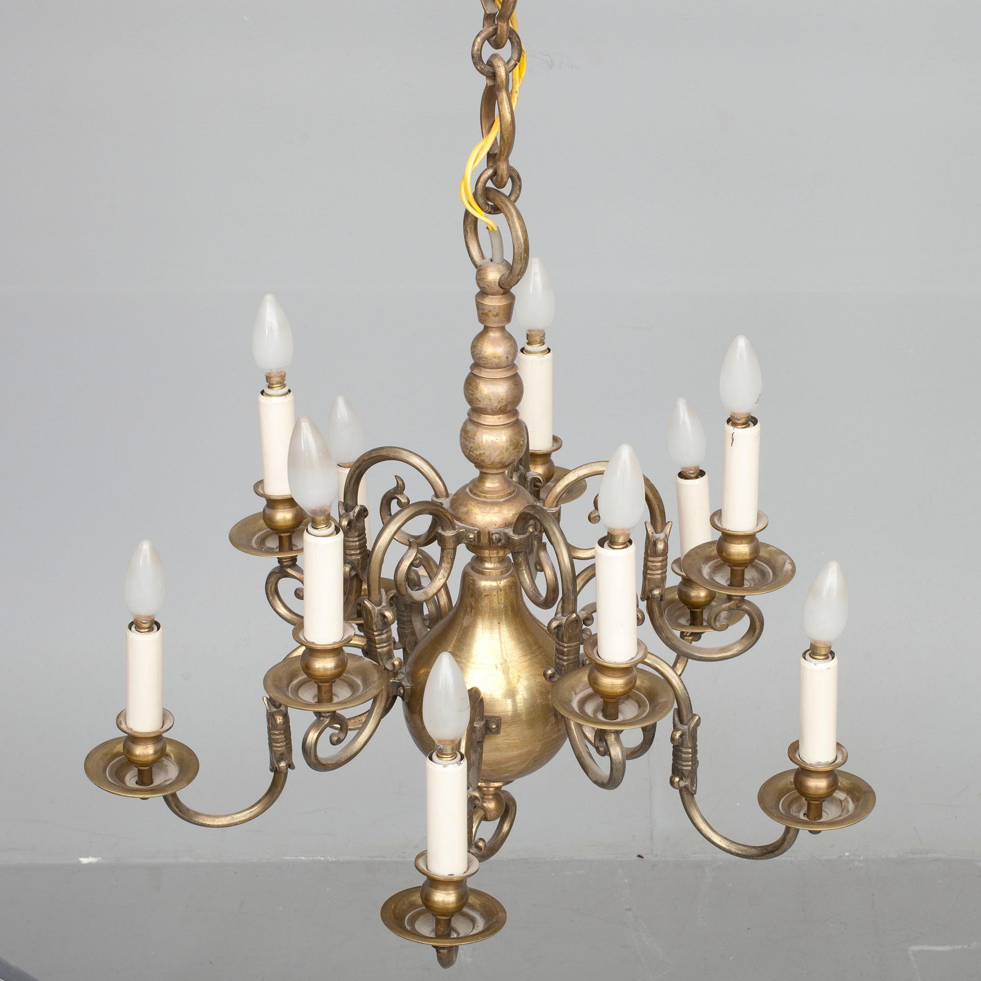 TAKKRONA, barockstil. 1900-talets senare hälft. Höjd 135 cm.