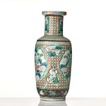 A famille verte roleauvase, Qing dynasty, 19th Century.