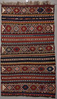 MATTA, kaukasisk kelim, sannolikt Shirvan, antik. Ca 256 x 152 cm.