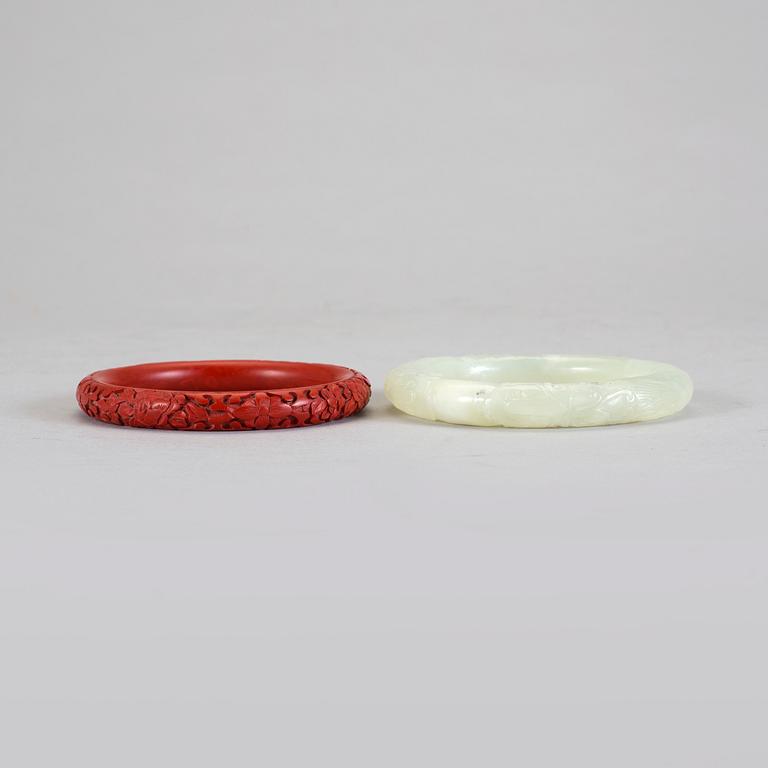 ARMBAND, 2 st. Kina, 1900-tal. Jade och lack.