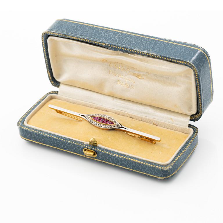 Brooch, 18K gold set with rose-cut diamonds and rubies.