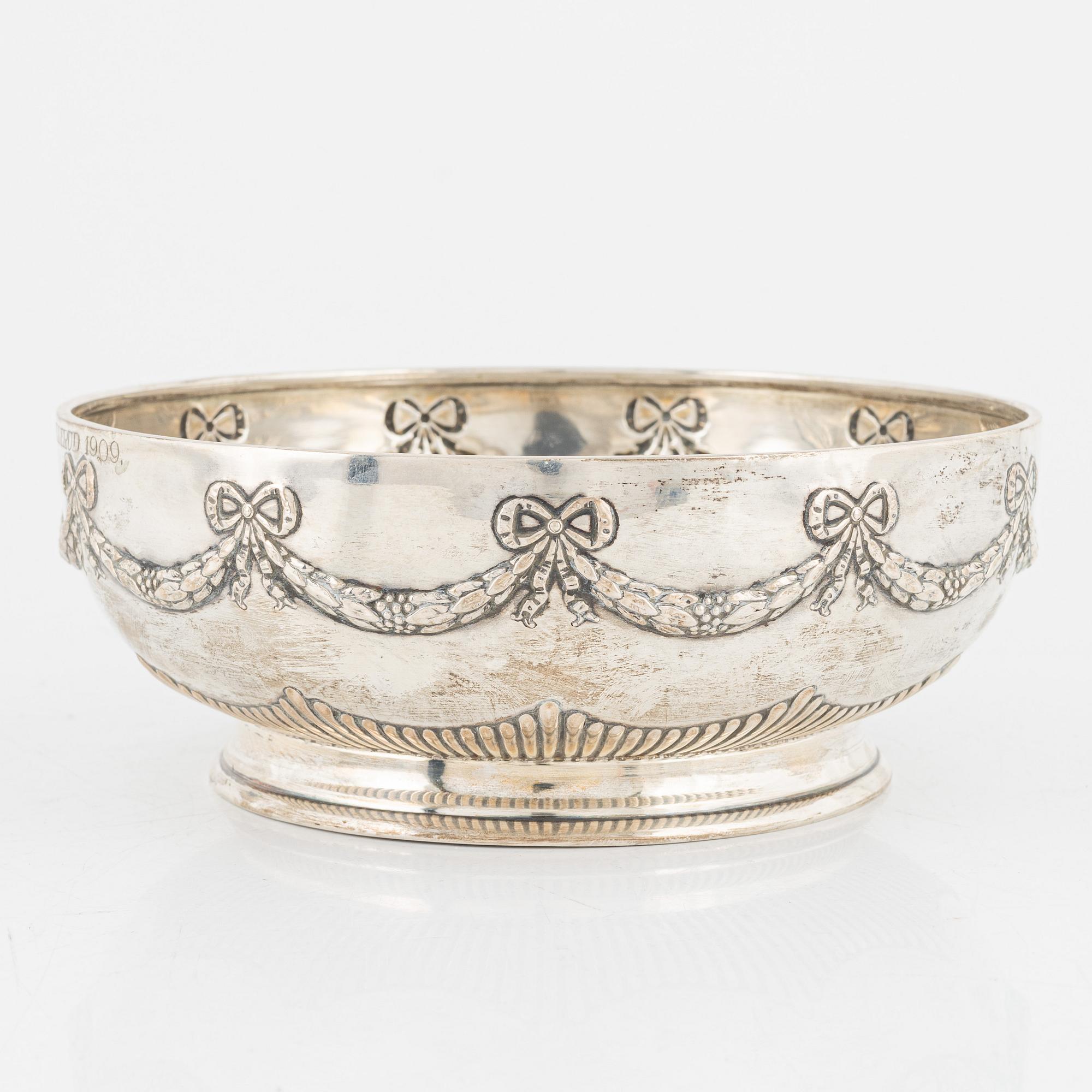 A silver bowl and a tray, including CG Hallberg, Stockholm, 1909.