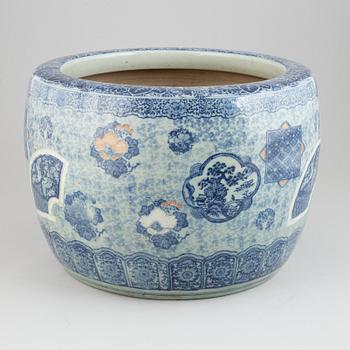 A Japanese flower pot, first half of the 20th century.