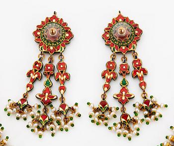 An Indian demi parure comprising a necklace and a pair of earrings.
